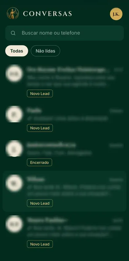 Tela de conversas do CRM no celular, com nomes de clientes ocultos
